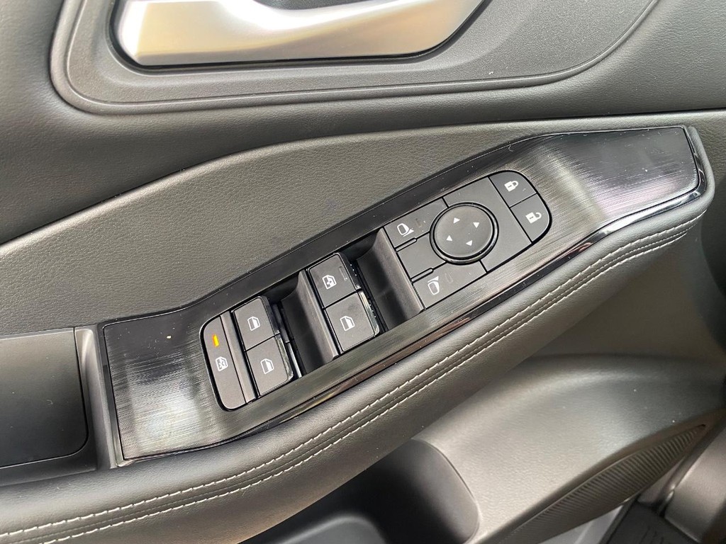 Nissan Rogue Vehicle Full-screen Gallery Image 16