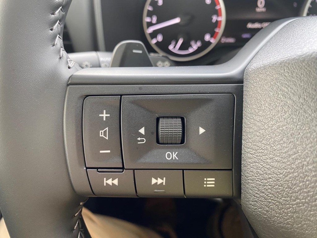 Nissan Rogue Vehicle Full-screen Gallery Image 17