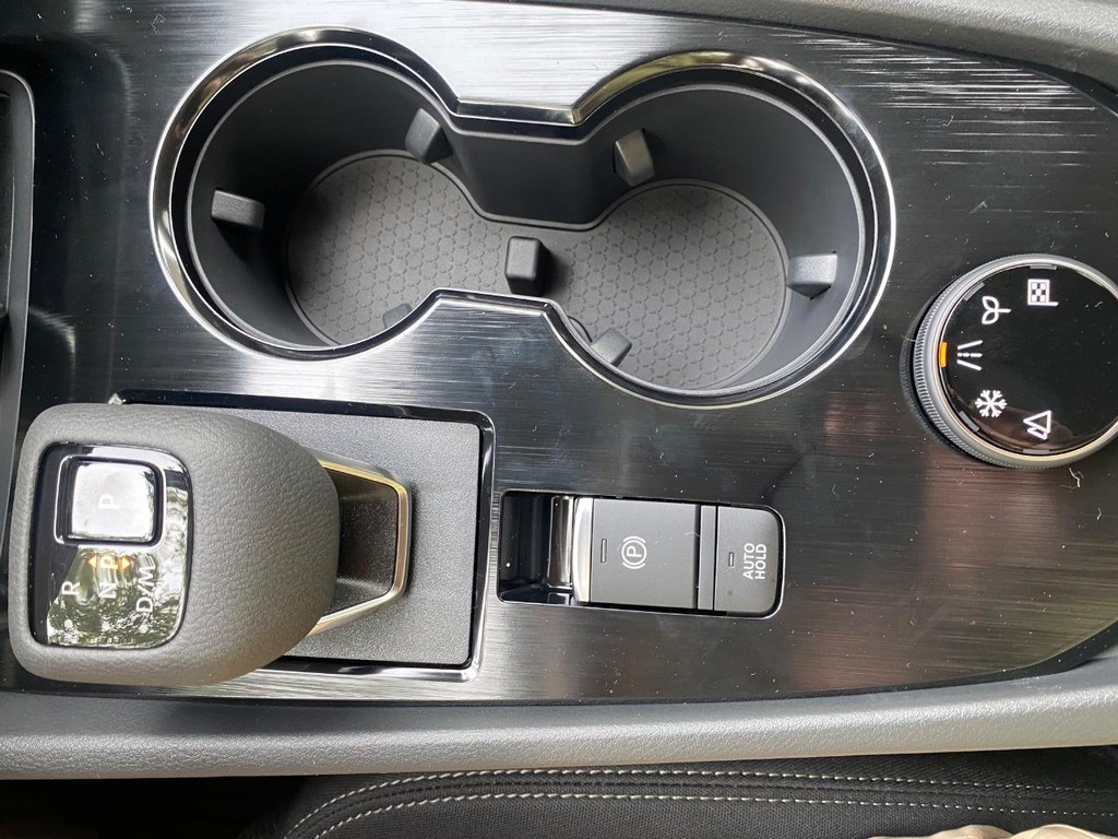 Nissan Rogue Vehicle Full-screen Gallery Image 20