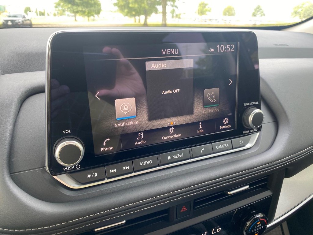 Nissan Rogue Vehicle Full-screen Gallery Image 21