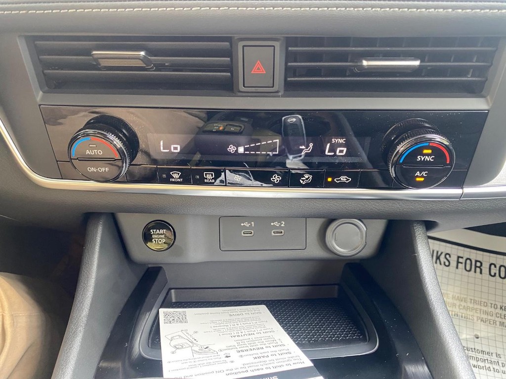 Nissan Rogue Vehicle Full-screen Gallery Image 22