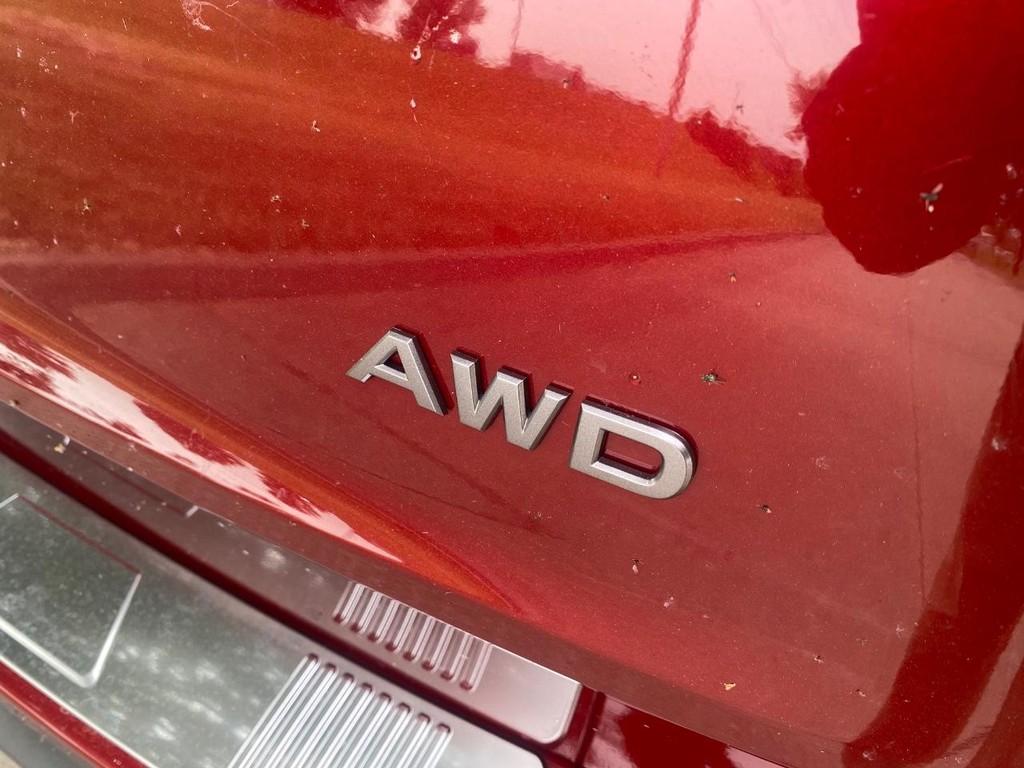 Nissan Rogue Vehicle Full-screen Gallery Image 03