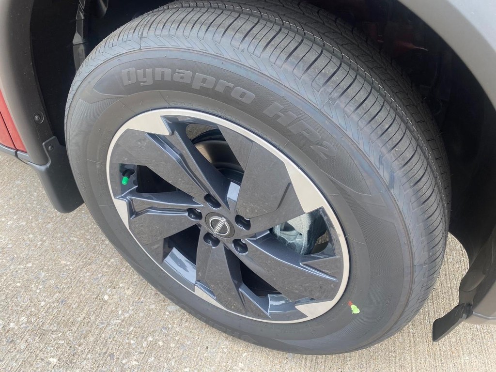 Nissan Rogue Vehicle Full-screen Gallery Image 04