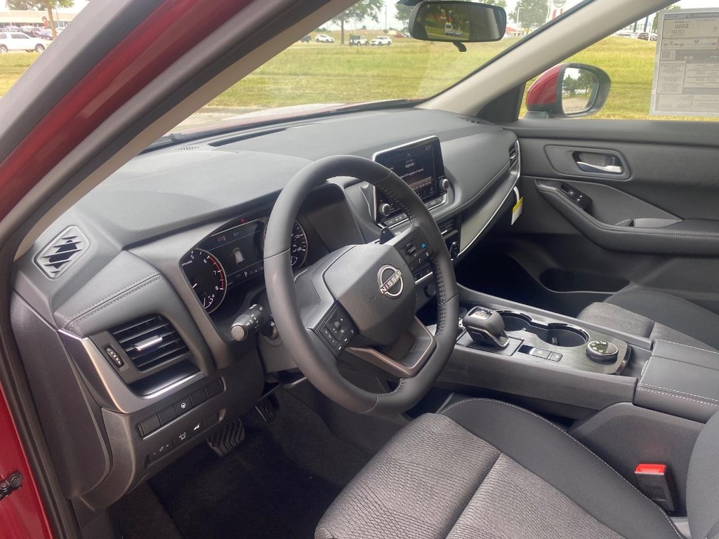 Nissan Rogue Vehicle Full-screen Gallery Image 06