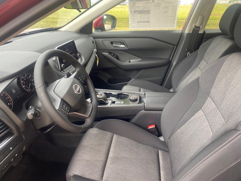 Nissan Rogue Vehicle Full-screen Gallery Image 07