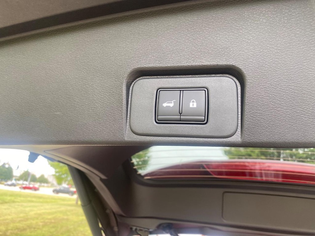 Nissan Rogue Vehicle Full-screen Gallery Image 08