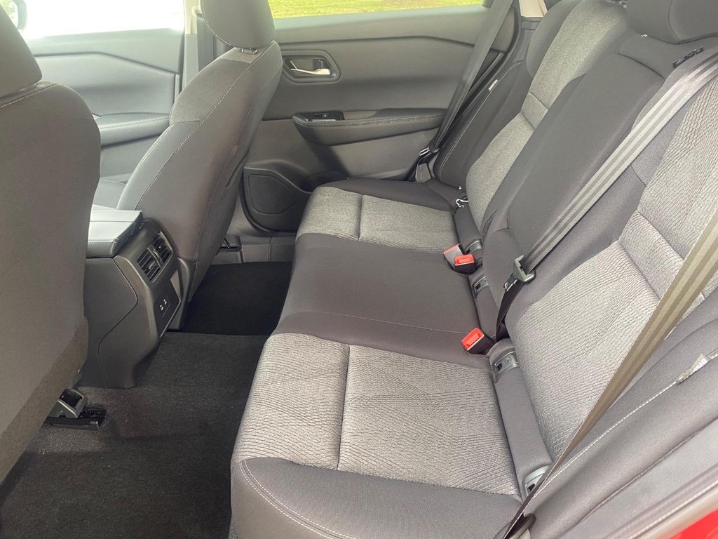 Nissan Rogue Vehicle Full-screen Gallery Image 09