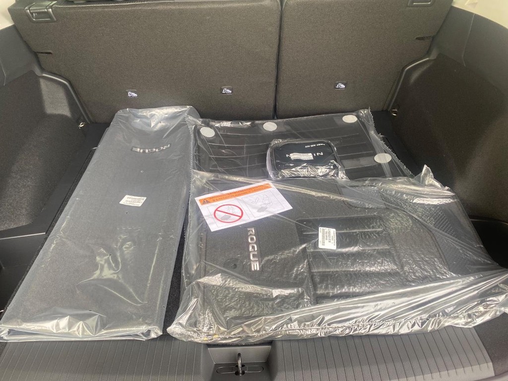 Nissan Rogue Vehicle Full-screen Gallery Image 11