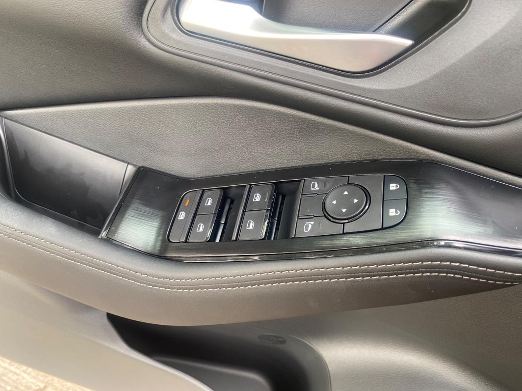 Nissan Rogue Vehicle Full-screen Gallery Image 14