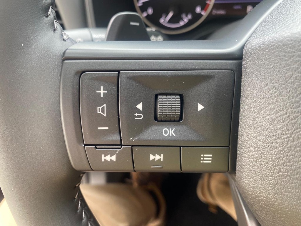 Nissan Rogue Vehicle Full-screen Gallery Image 16