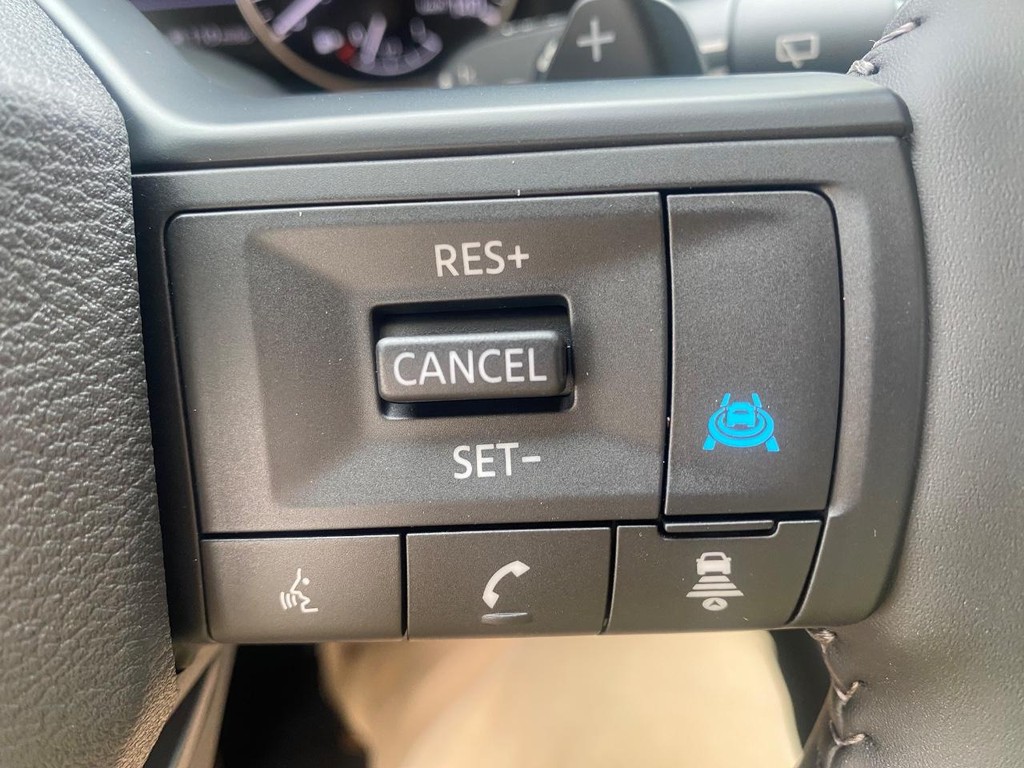 Nissan Rogue Vehicle Full-screen Gallery Image 17