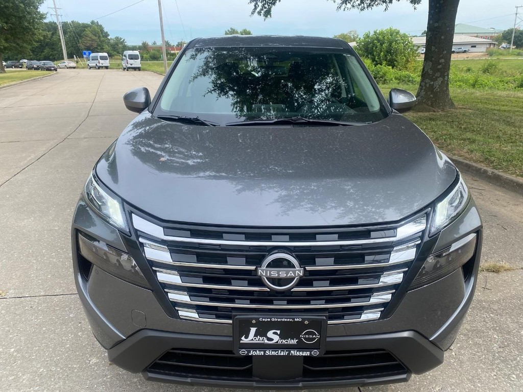 Nissan Rogue Vehicle Full-screen Gallery Image 02