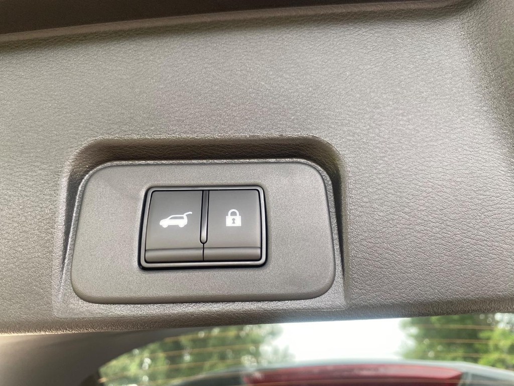 Nissan Rogue Vehicle Full-screen Gallery Image 03