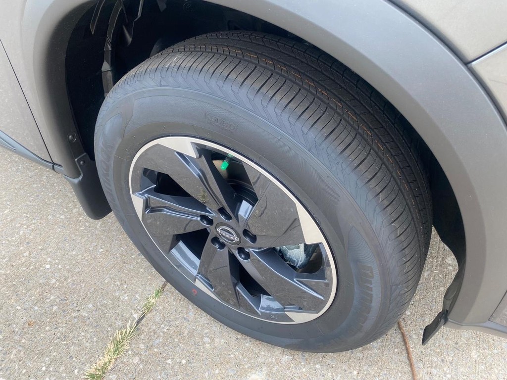 Nissan Rogue Vehicle Full-screen Gallery Image 04