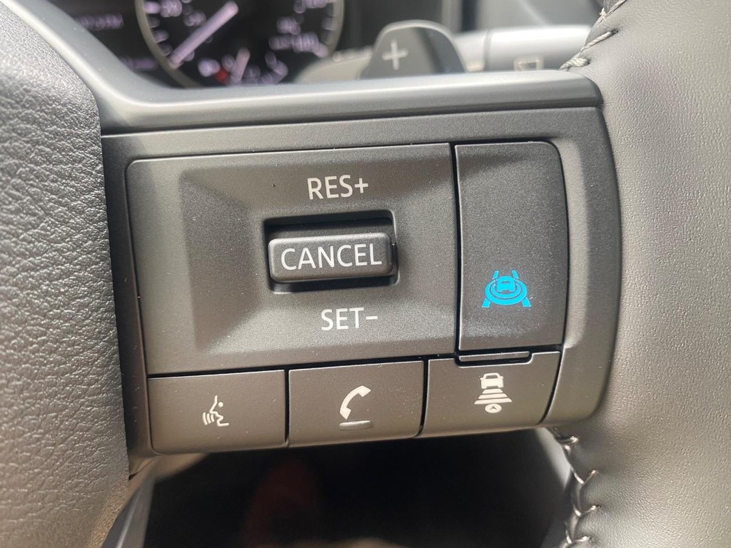 Nissan Rogue Vehicle Full-screen Gallery Image 06