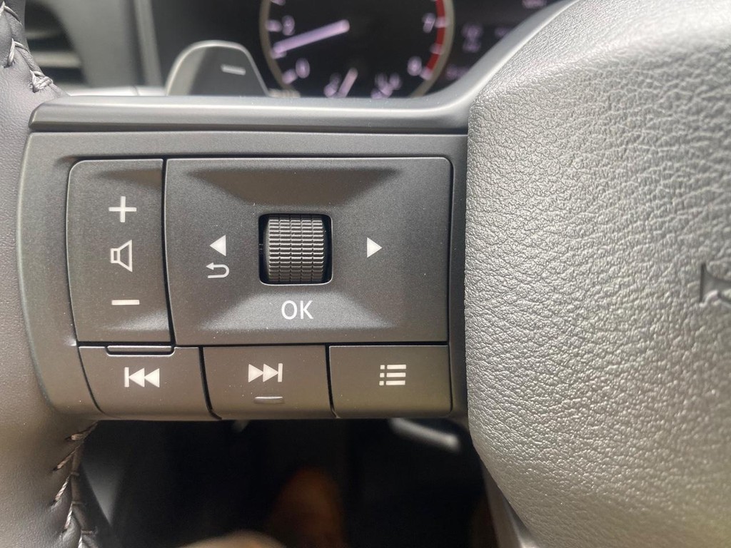 Nissan Rogue Vehicle Full-screen Gallery Image 07