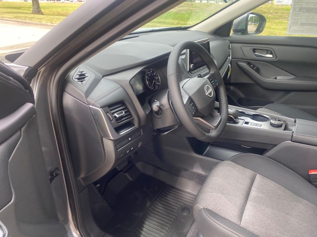 Nissan Rogue Vehicle Full-screen Gallery Image 08