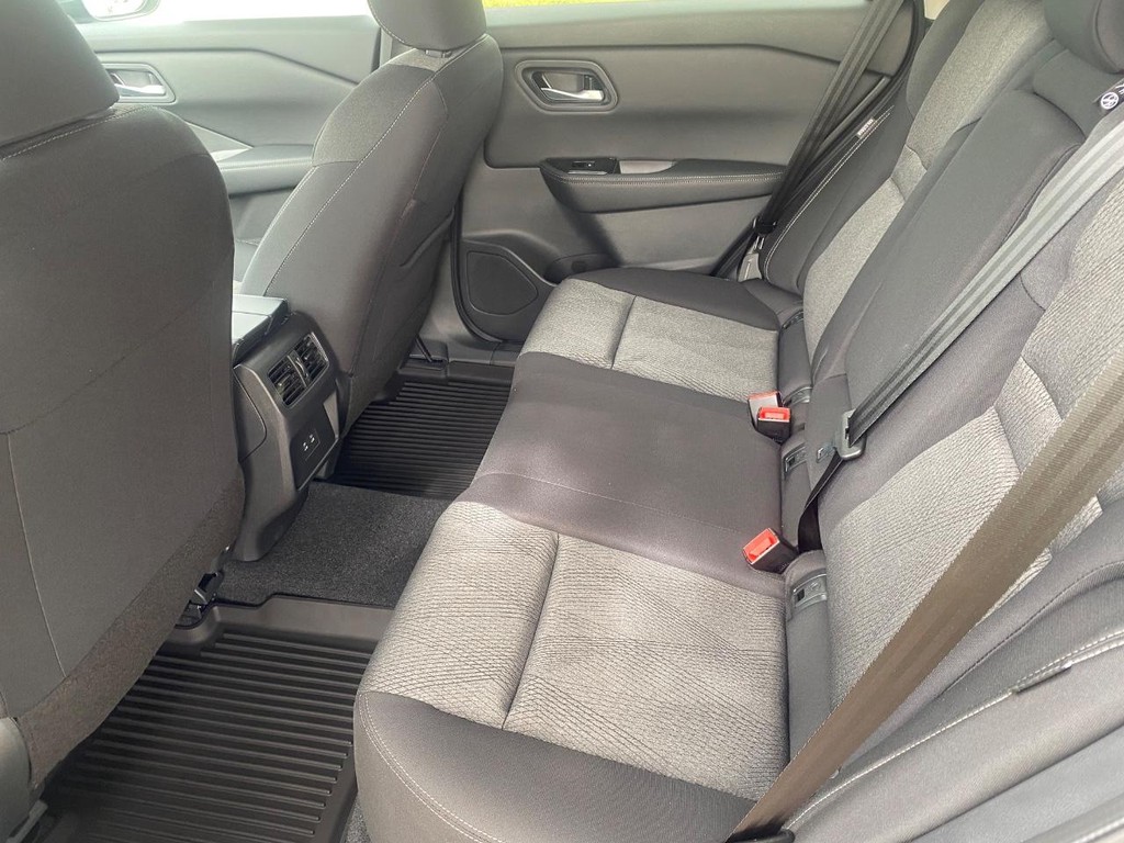 Nissan Rogue Vehicle Full-screen Gallery Image 10