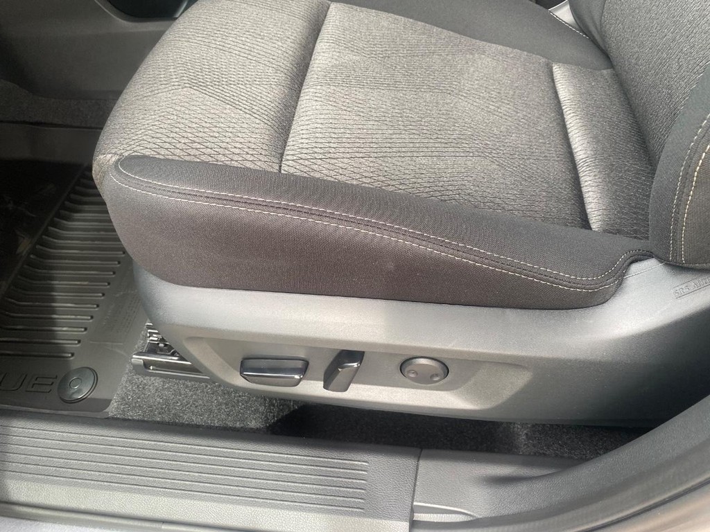 Nissan Rogue Vehicle Full-screen Gallery Image 11