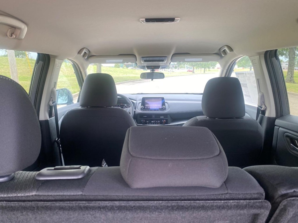 Nissan Rogue Vehicle Full-screen Gallery Image 12