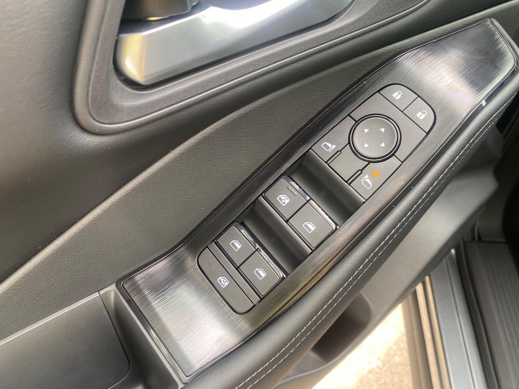 Nissan Rogue Vehicle Full-screen Gallery Image 13