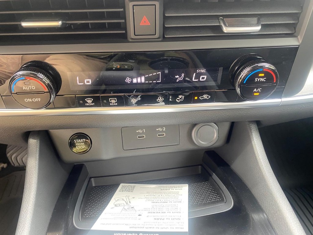 Nissan Rogue Vehicle Full-screen Gallery Image 16