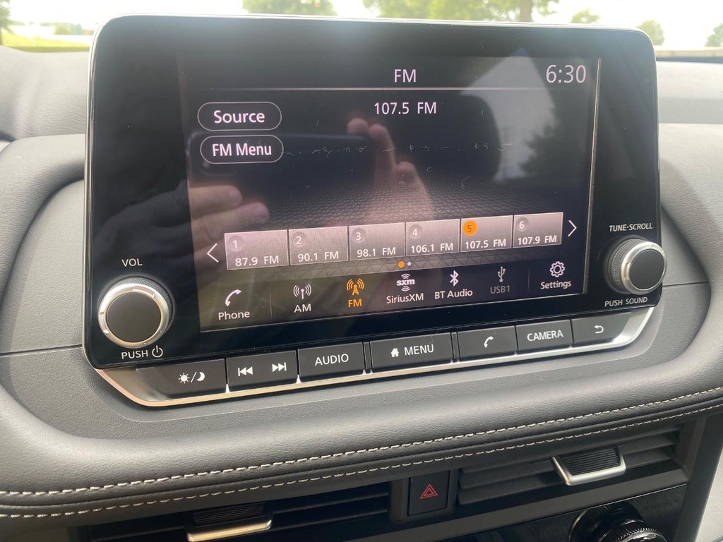 Nissan Rogue Vehicle Full-screen Gallery Image 17