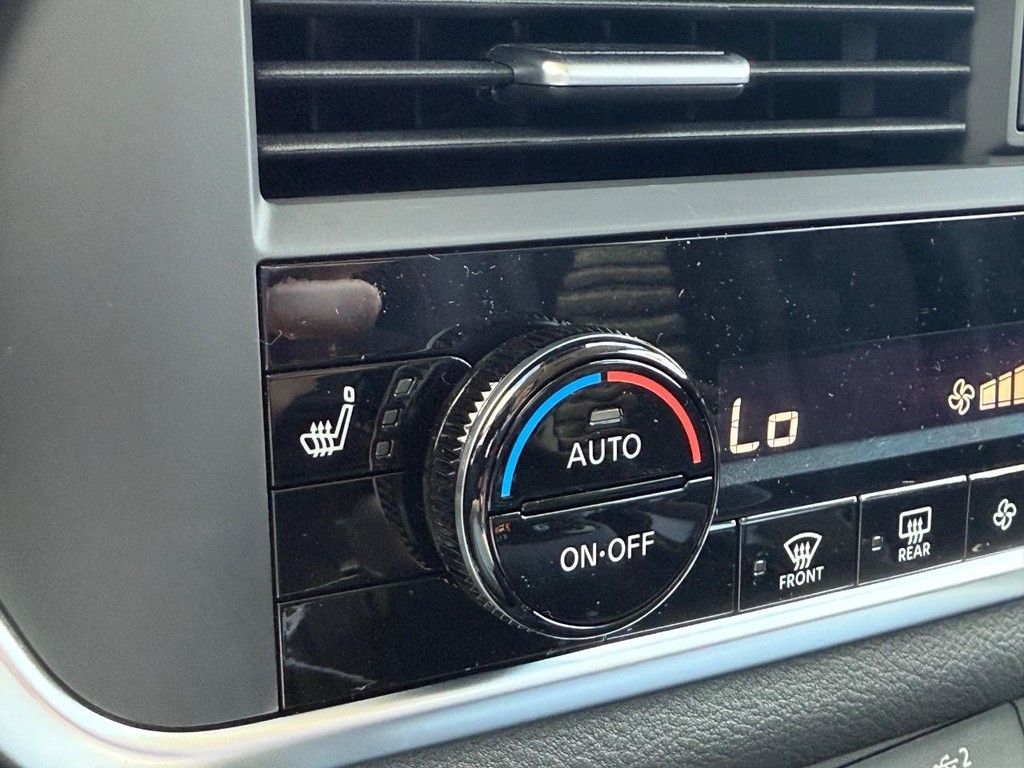 Nissan Rogue Vehicle Full-screen Gallery Image 02