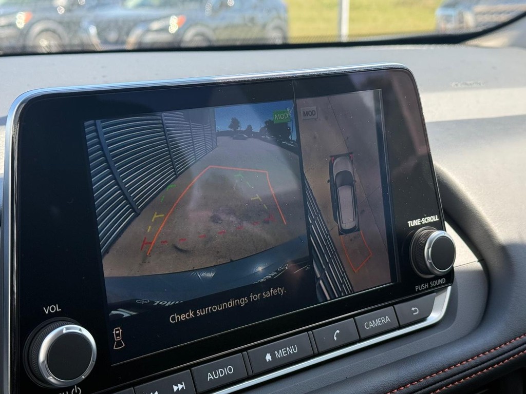 Nissan Rogue Vehicle Full-screen Gallery Image 03