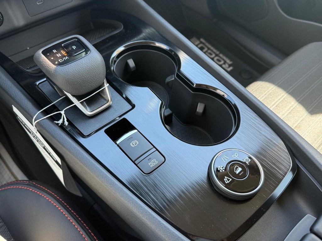 Nissan Rogue Vehicle Full-screen Gallery Image 04