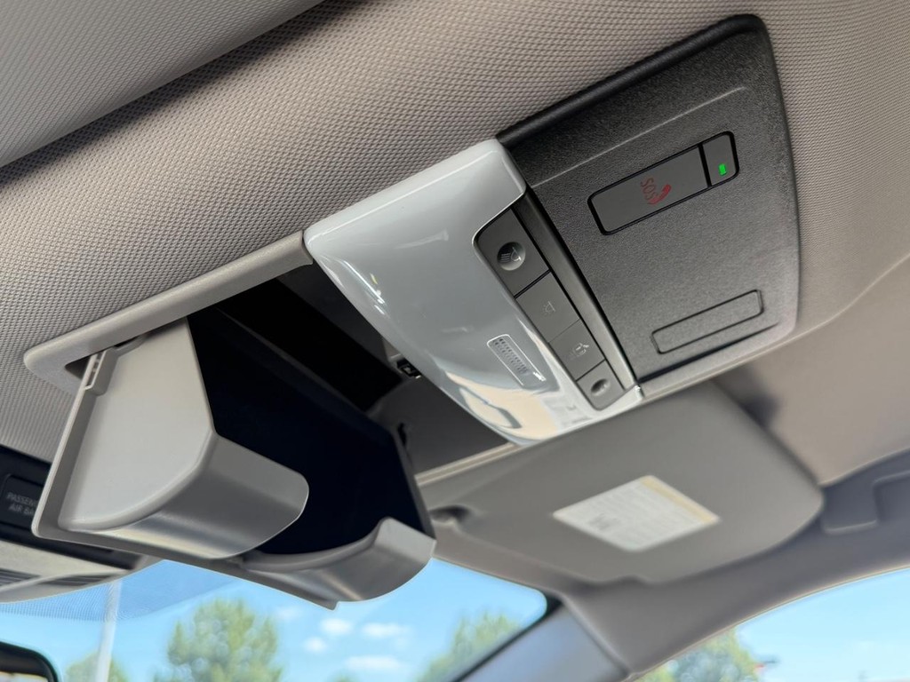 Nissan Rogue Vehicle Full-screen Gallery Image 05