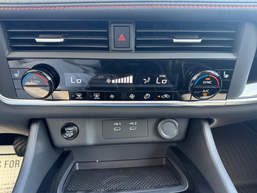 Nissan Rogue Vehicle Full-screen Gallery Image 06