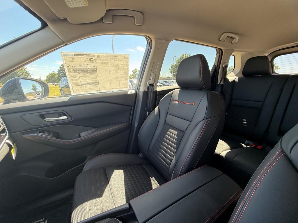 Nissan Rogue Vehicle Full-screen Gallery Image 09