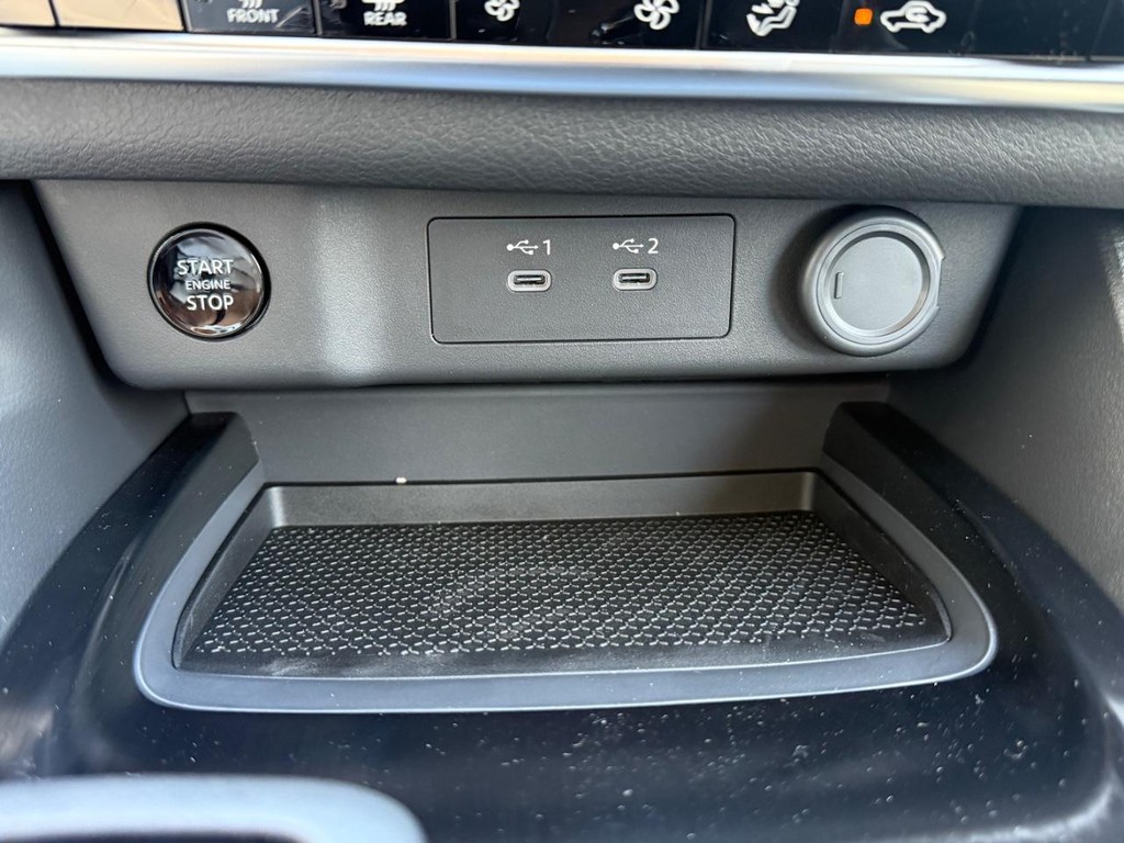 Nissan Rogue Vehicle Full-screen Gallery Image 10