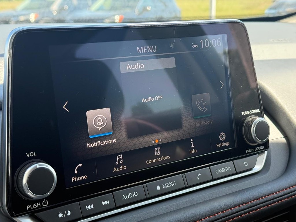 Nissan Rogue Vehicle Full-screen Gallery Image 11