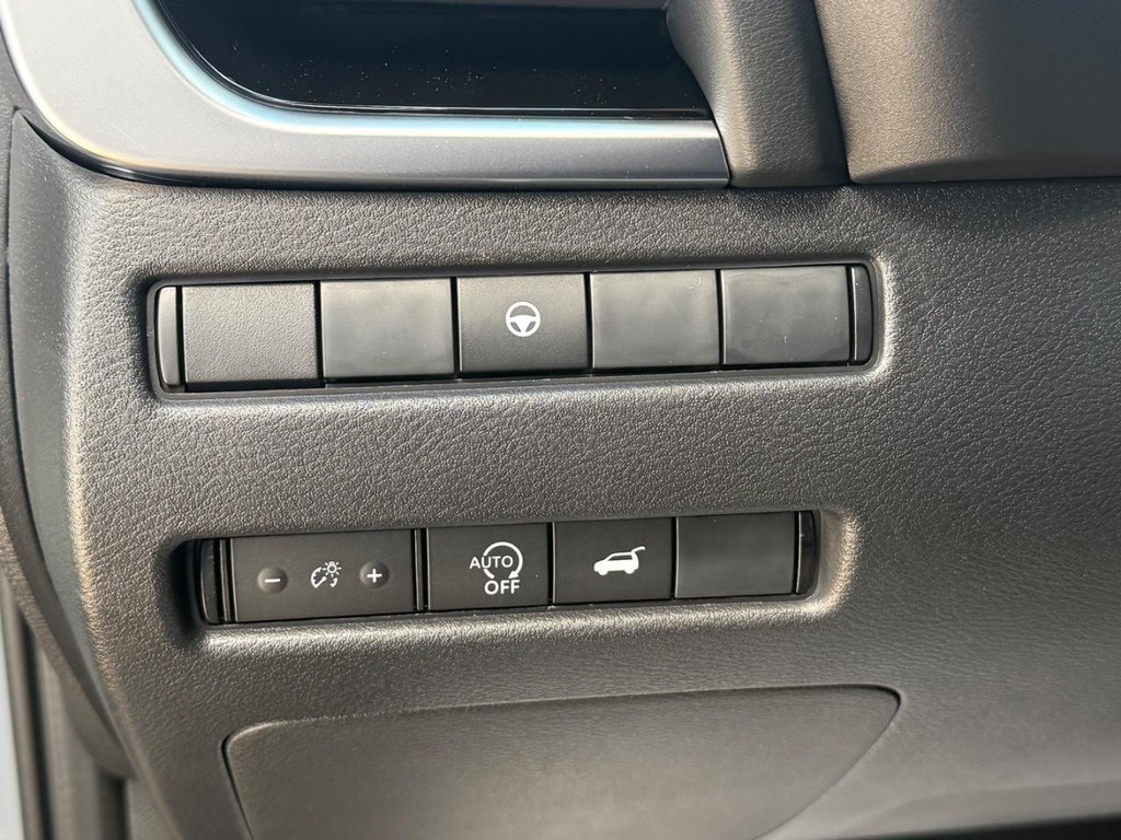 Nissan Rogue Vehicle Full-screen Gallery Image 14