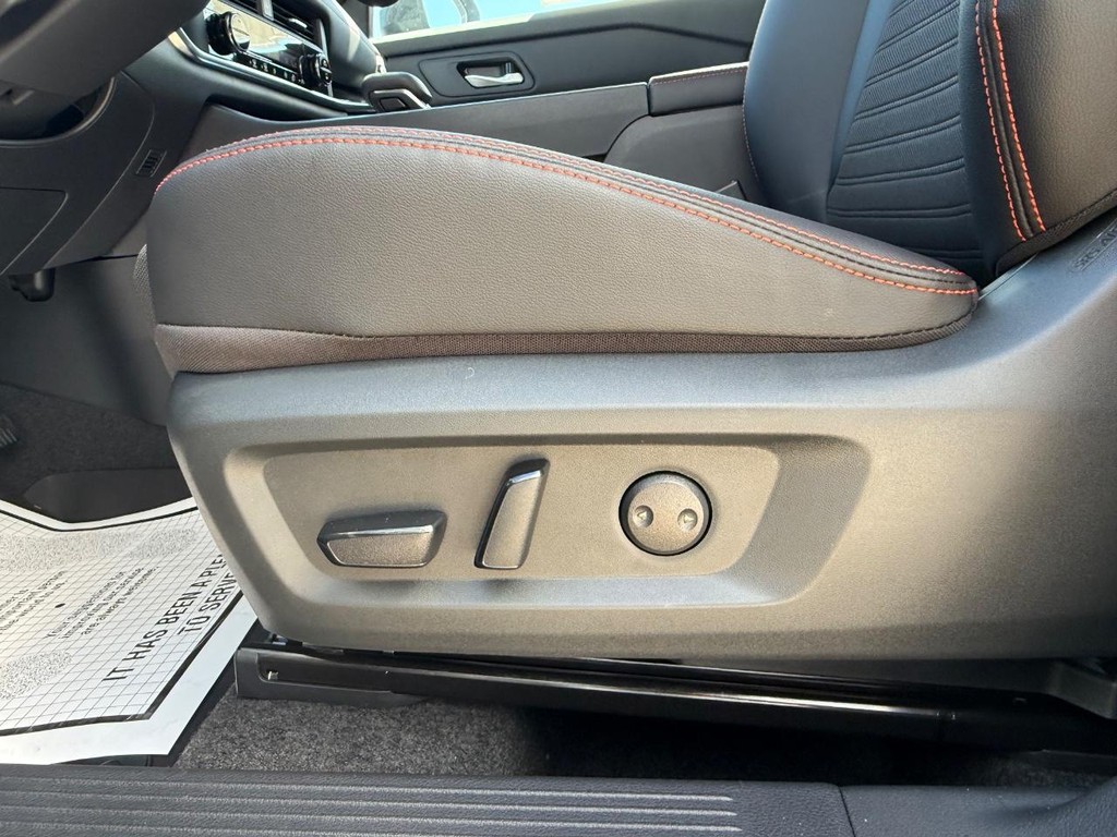 Nissan Rogue Vehicle Full-screen Gallery Image 15