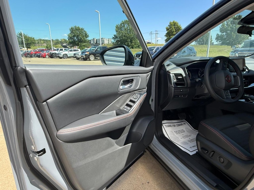 Nissan Rogue Vehicle Full-screen Gallery Image 16