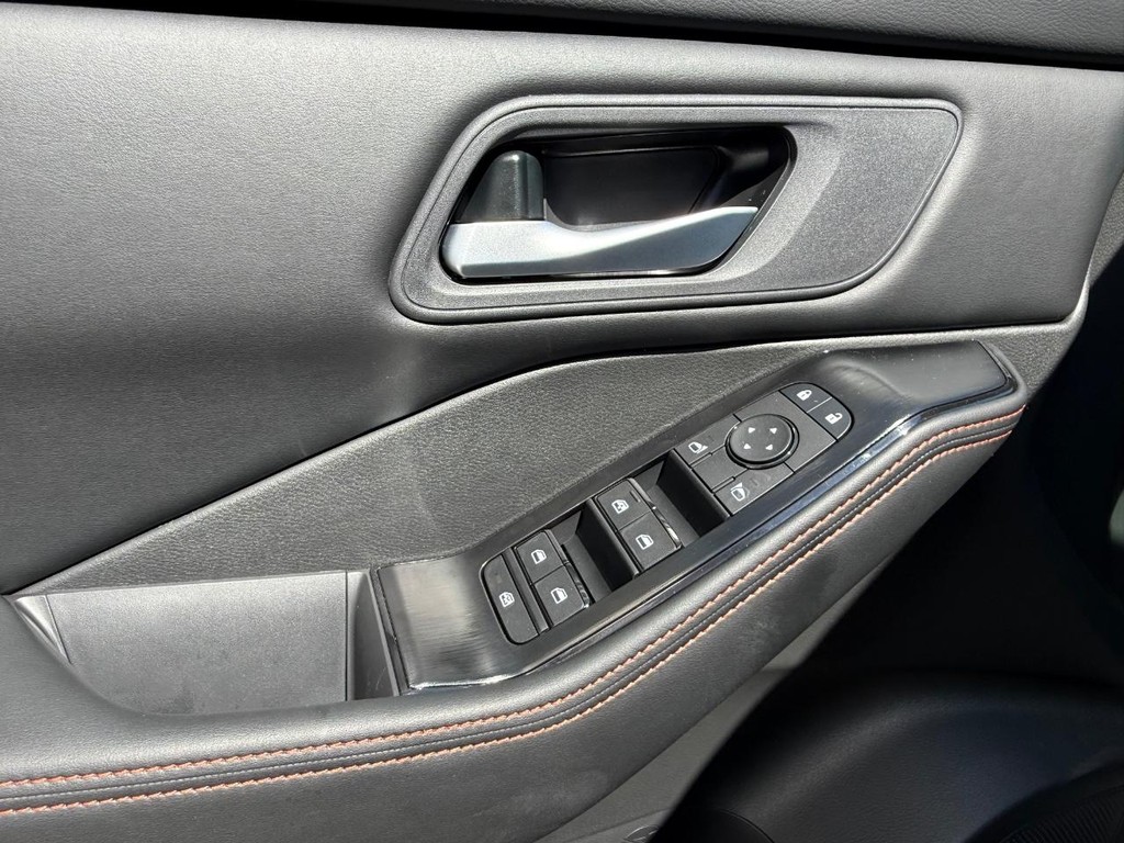 Nissan Rogue Vehicle Full-screen Gallery Image 17