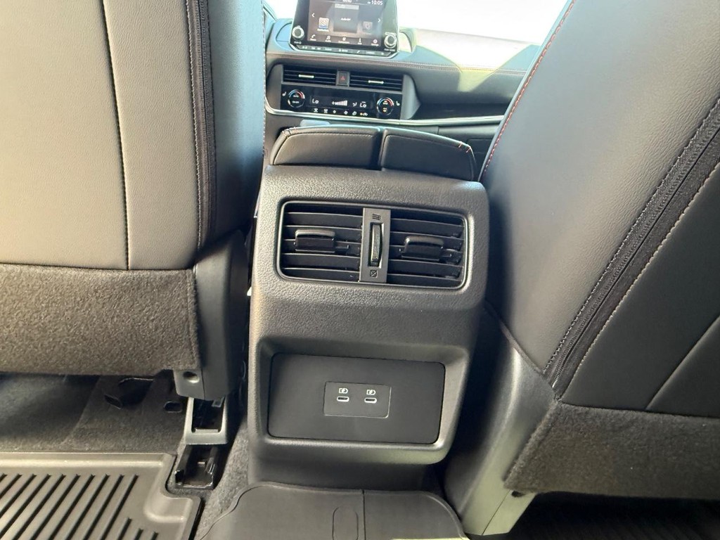 Nissan Rogue Vehicle Full-screen Gallery Image 18