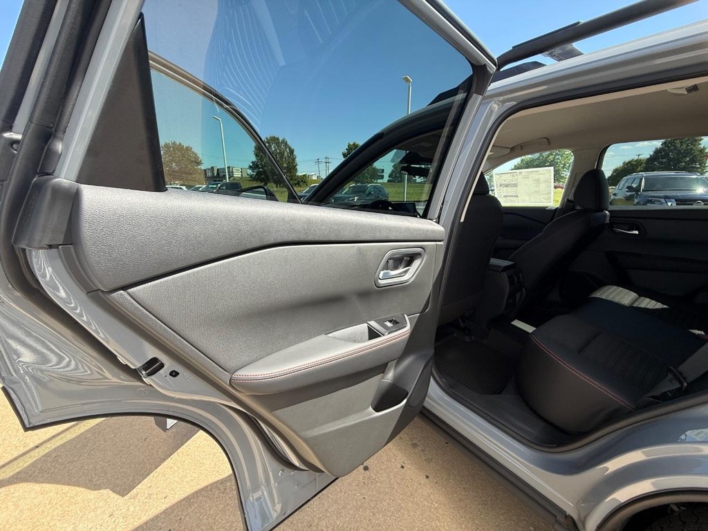 Nissan Rogue Vehicle Full-screen Gallery Image 19