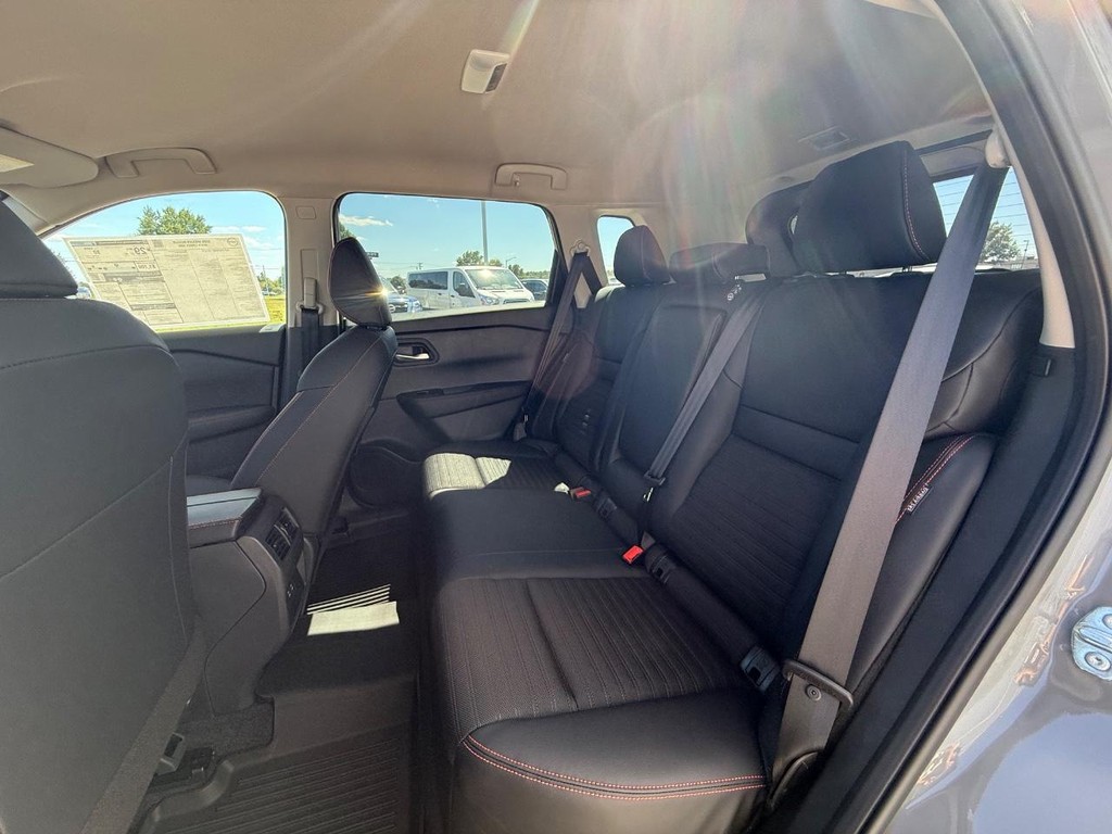 Nissan Rogue Vehicle Full-screen Gallery Image 20