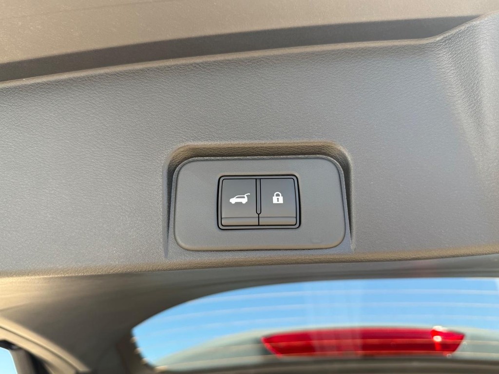 Nissan Rogue Vehicle Full-screen Gallery Image 21