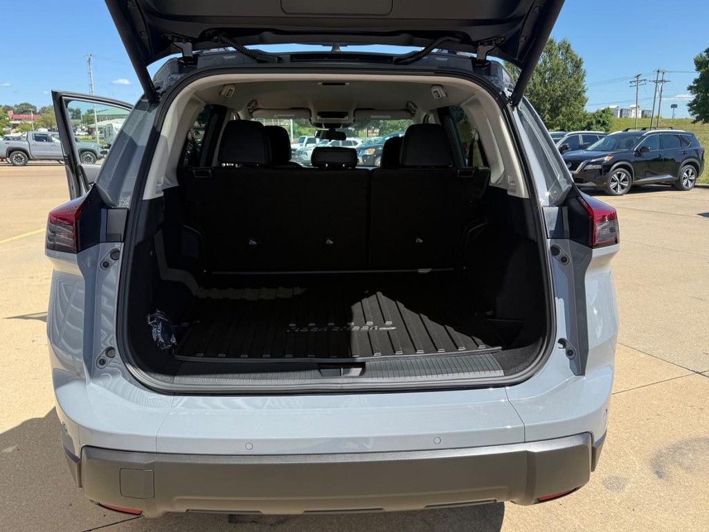 Nissan Rogue Vehicle Full-screen Gallery Image 22