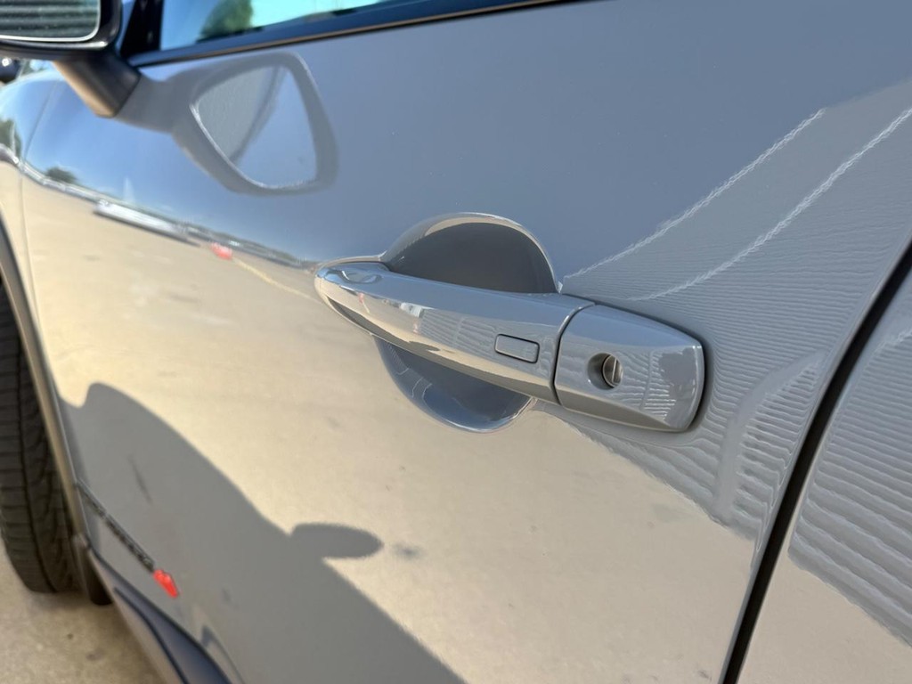 Nissan Rogue Vehicle Full-screen Gallery Image 24