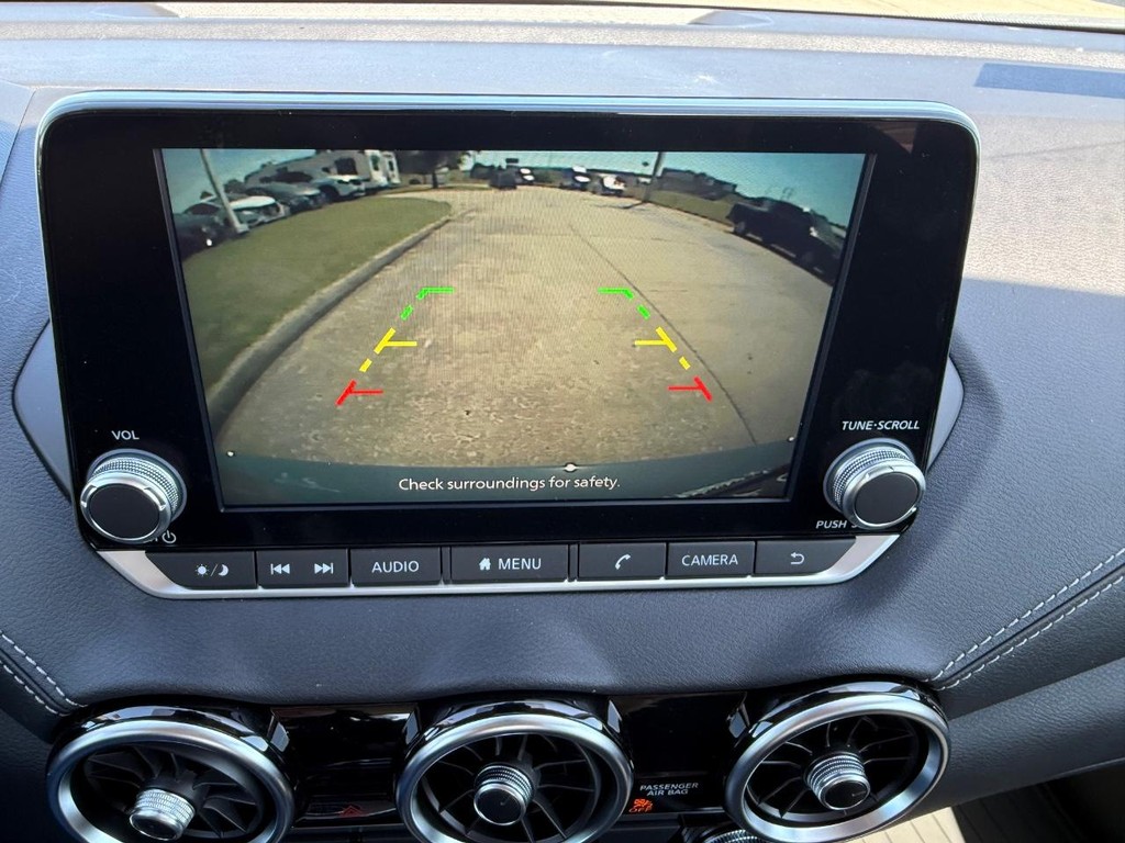 Nissan Sentra Vehicle Full-screen Gallery Image 02