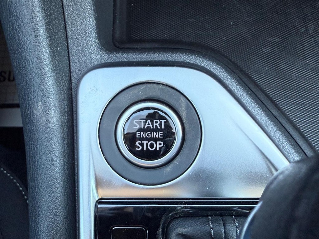 Nissan Sentra Vehicle Full-screen Gallery Image 03