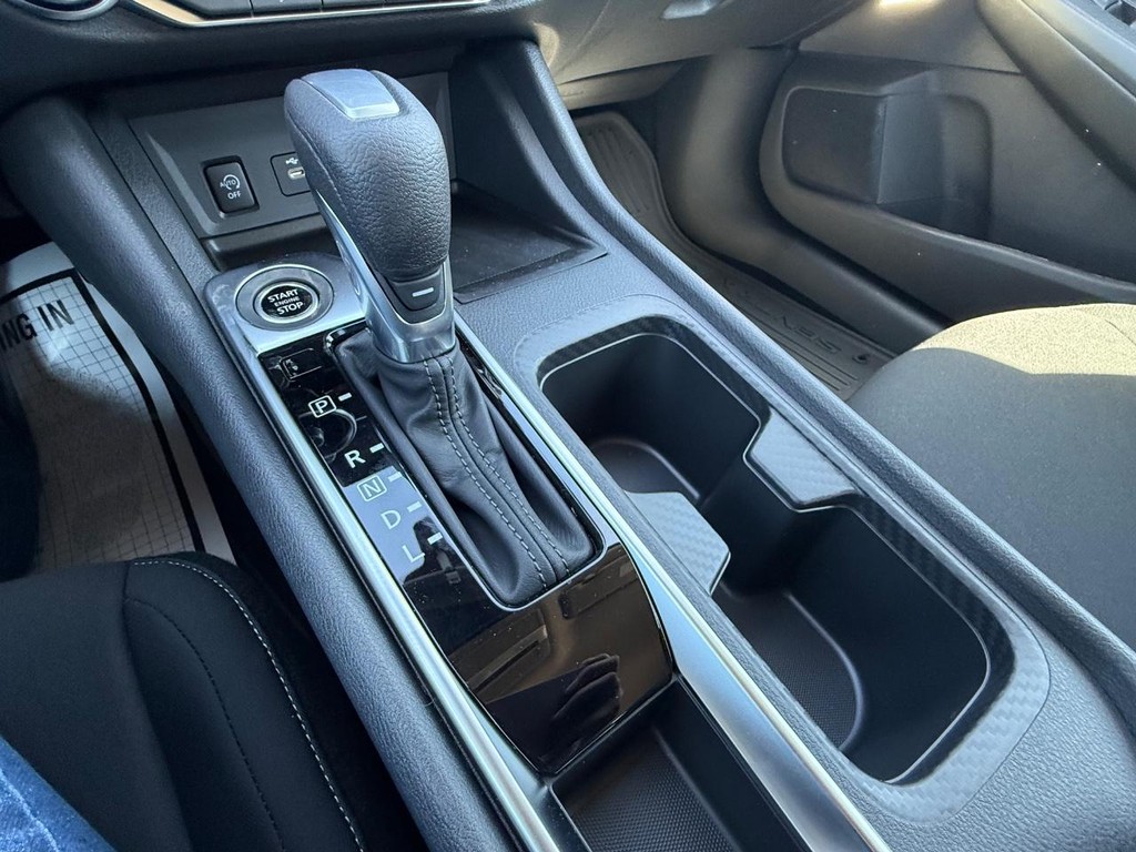 Nissan Sentra Vehicle Full-screen Gallery Image 04