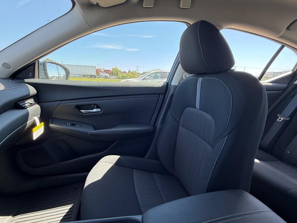 Nissan Sentra Vehicle Full-screen Gallery Image 05