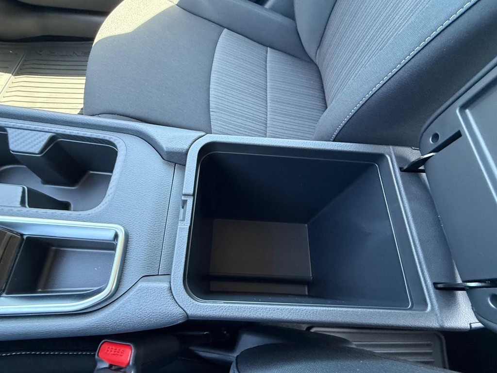 Nissan Sentra Vehicle Full-screen Gallery Image 06